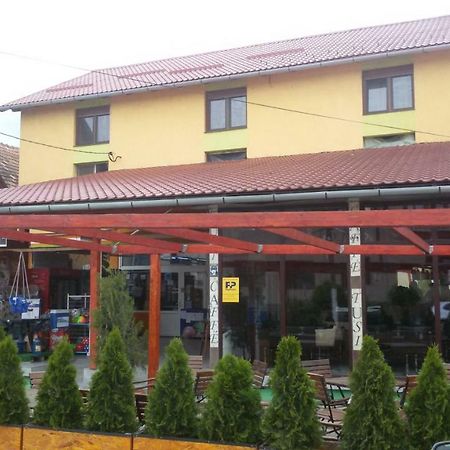 La Tusi Lovrin Hotel Buitenkant foto