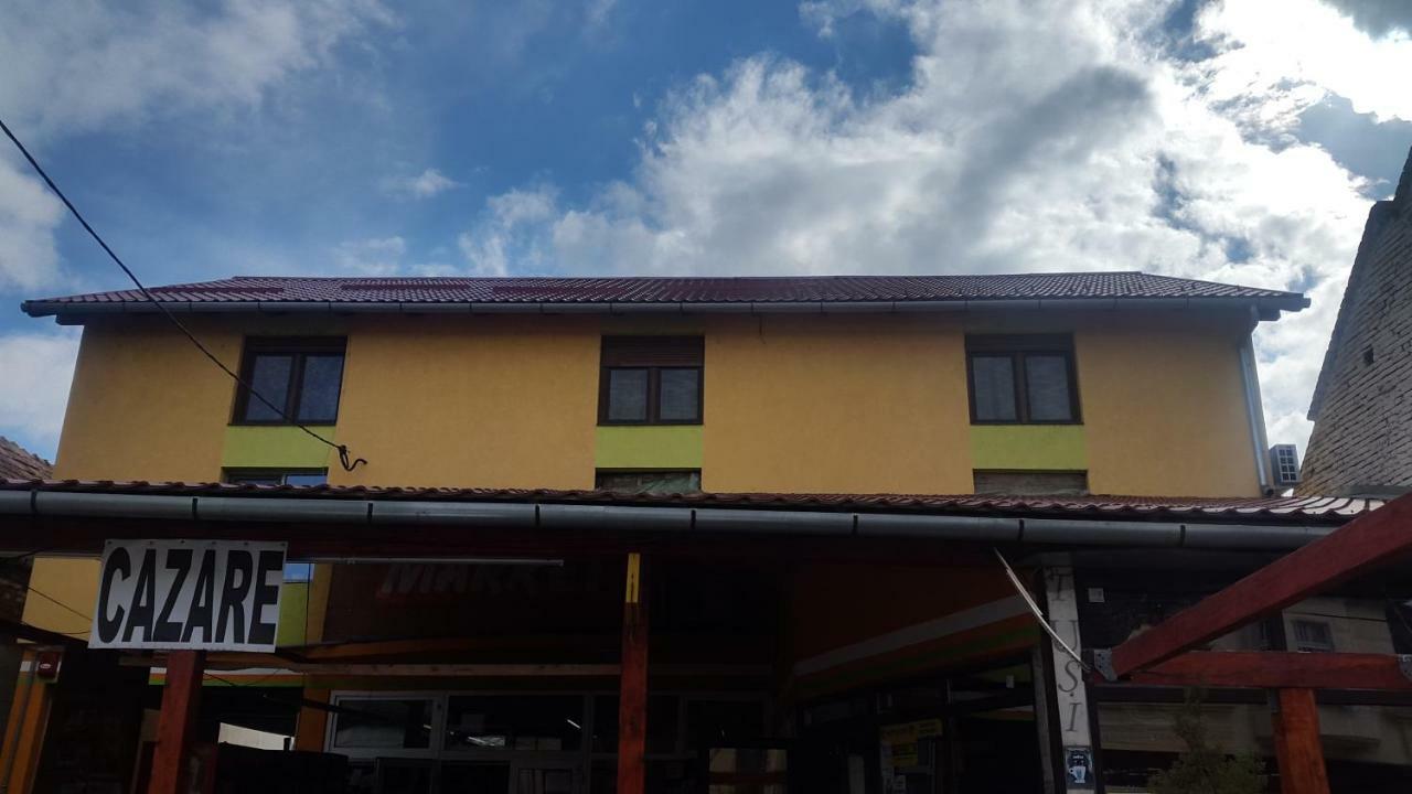 La Tusi Lovrin Hotel Buitenkant foto