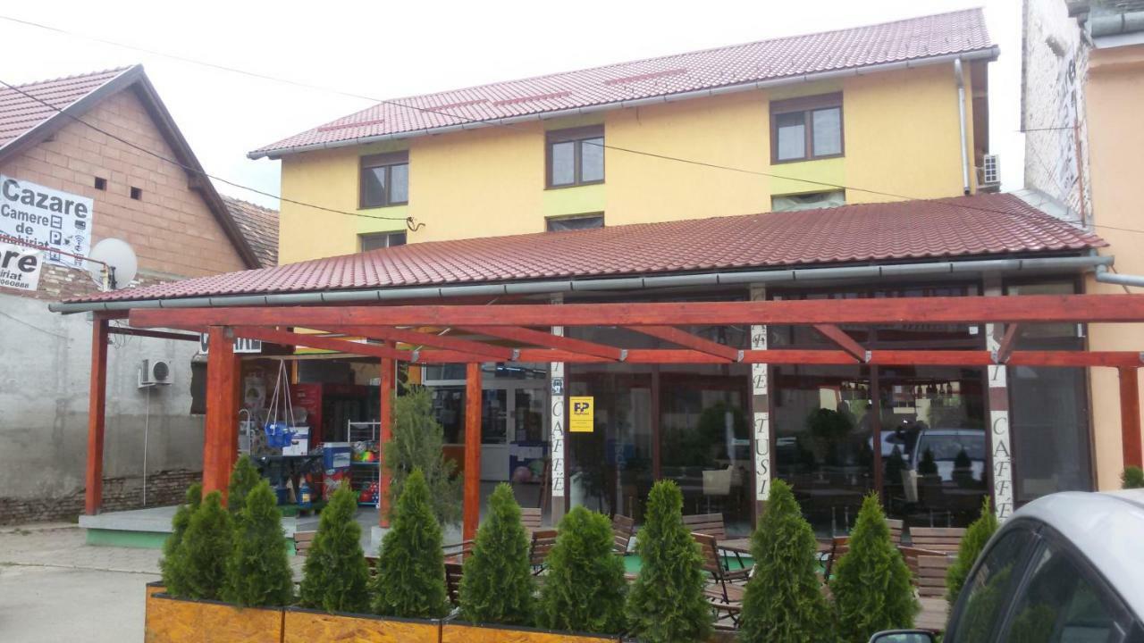 La Tusi Lovrin Hotel Buitenkant foto