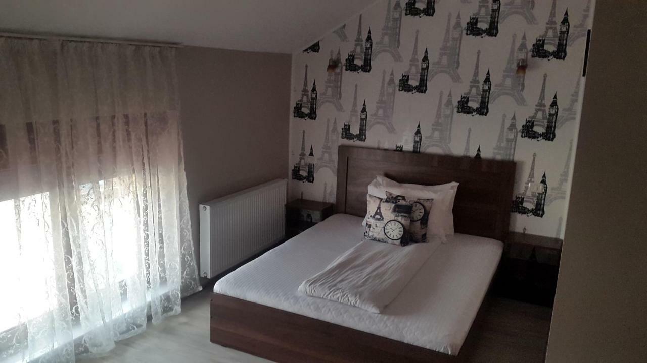 La Tusi Lovrin Hotel Buitenkant foto