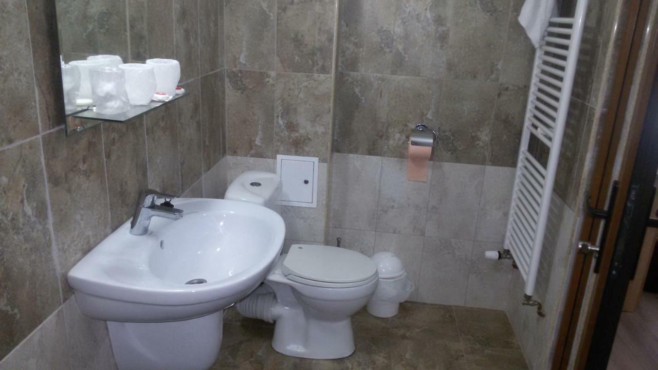 La Tusi Lovrin Hotel Buitenkant foto