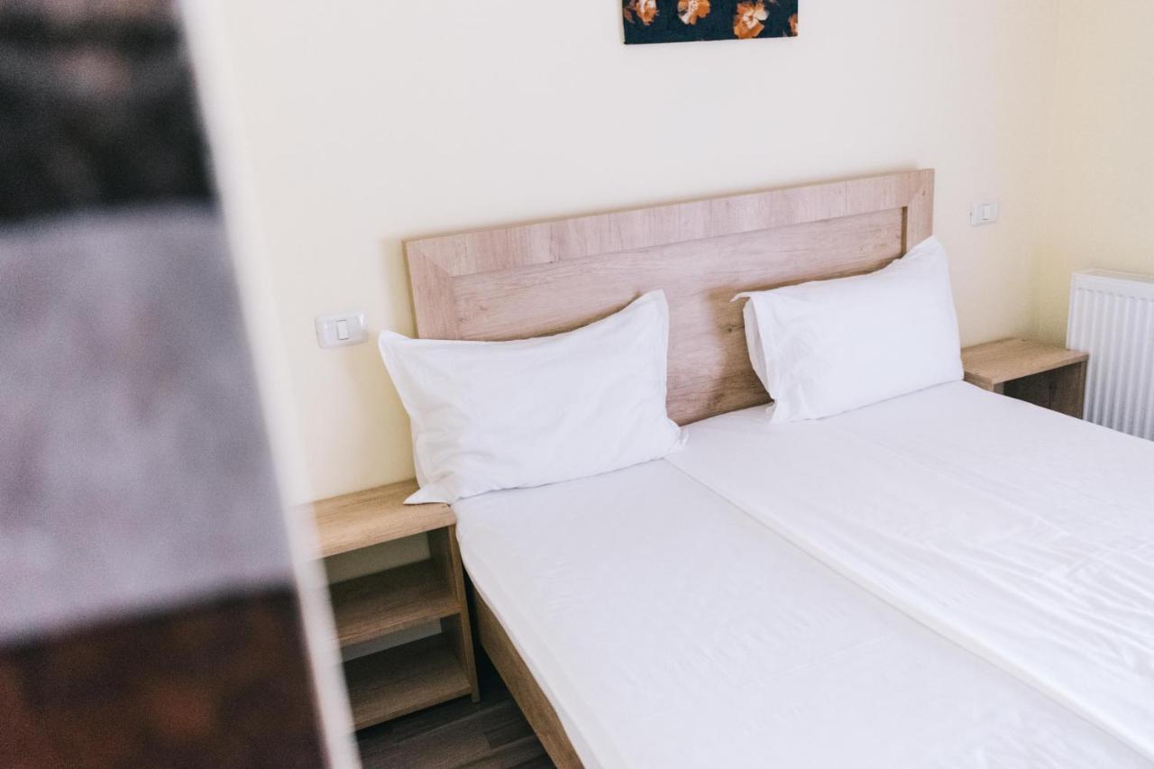 La Tusi Lovrin Hotel Buitenkant foto