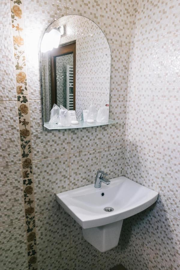 La Tusi Lovrin Hotel Buitenkant foto